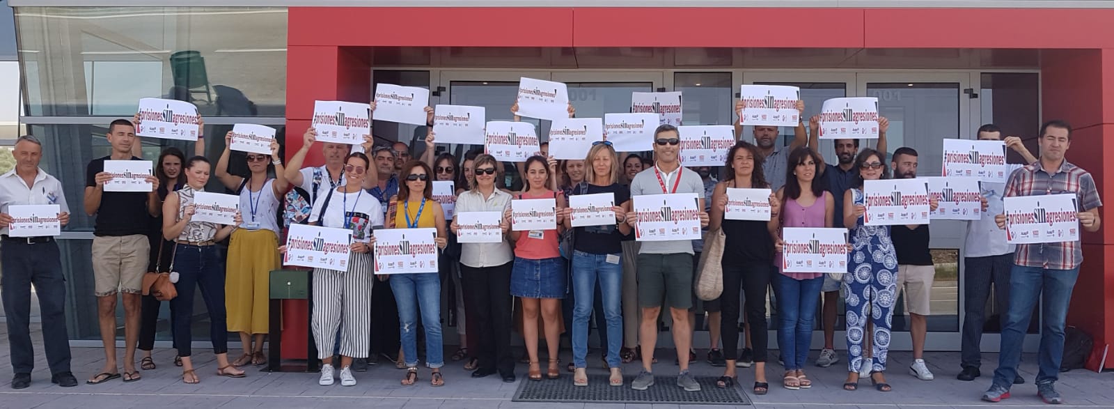 Concentración de funcionarios de Prisiones este jueves. Fuente: UGT