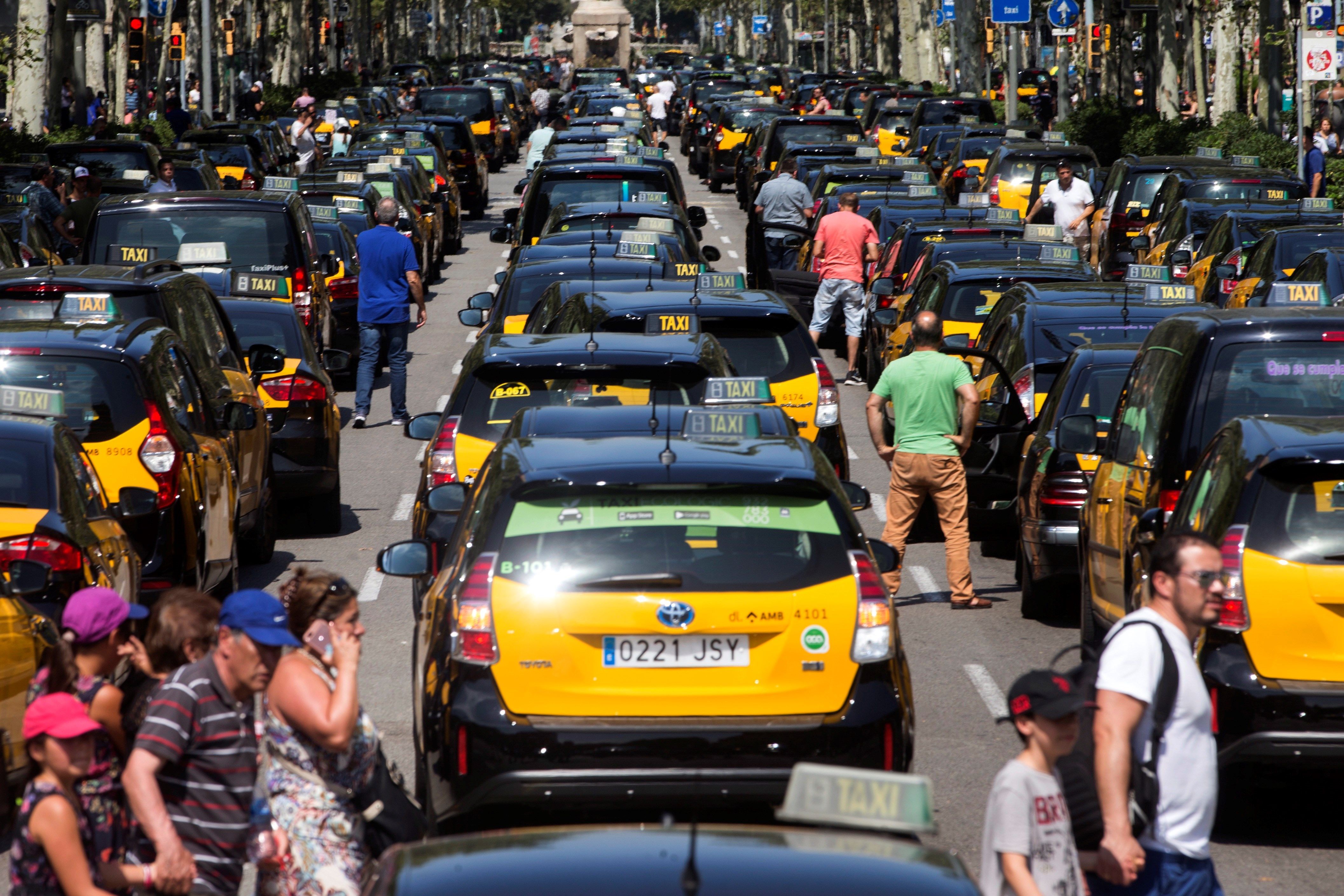 Taxistas de Barcelona piden perdón por la huelga y trabajarán un día gratis