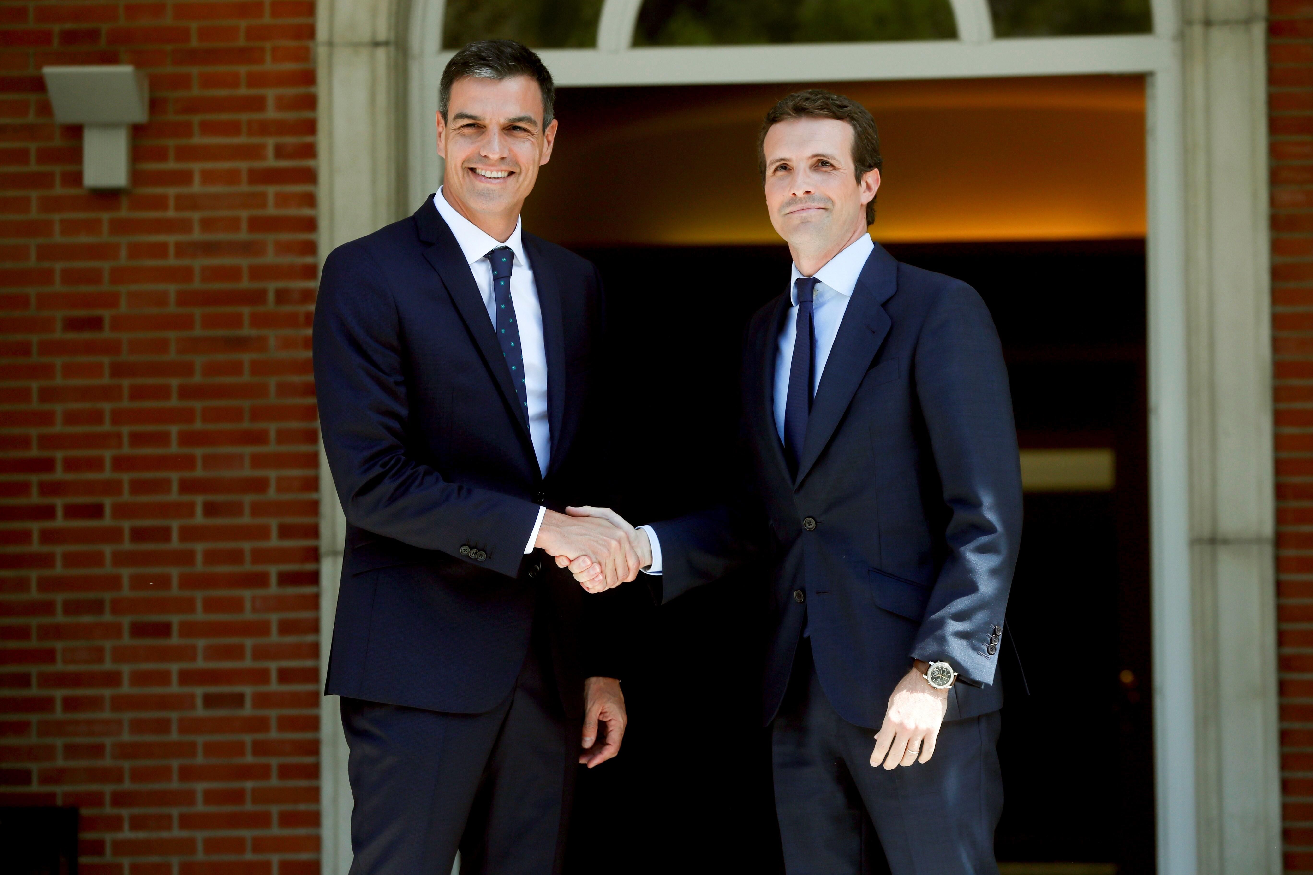 Pedro Sánchez recibiendo a Pablo Casado en la Moncloa. 