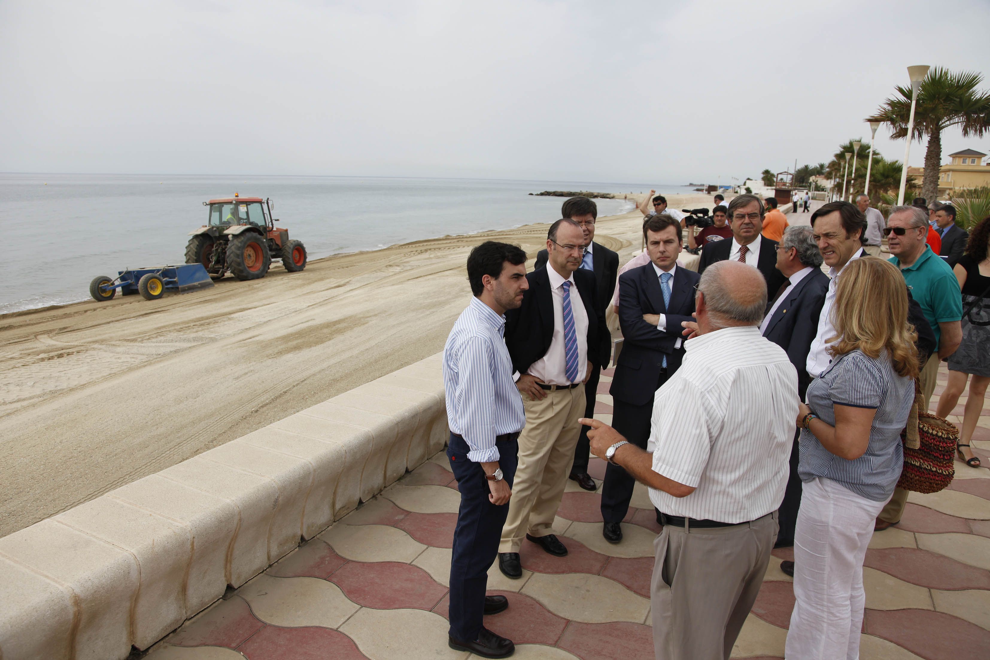Miembros del Ayuntamiento de Almería visitan una de las playas mientras es limpiada. AYTO