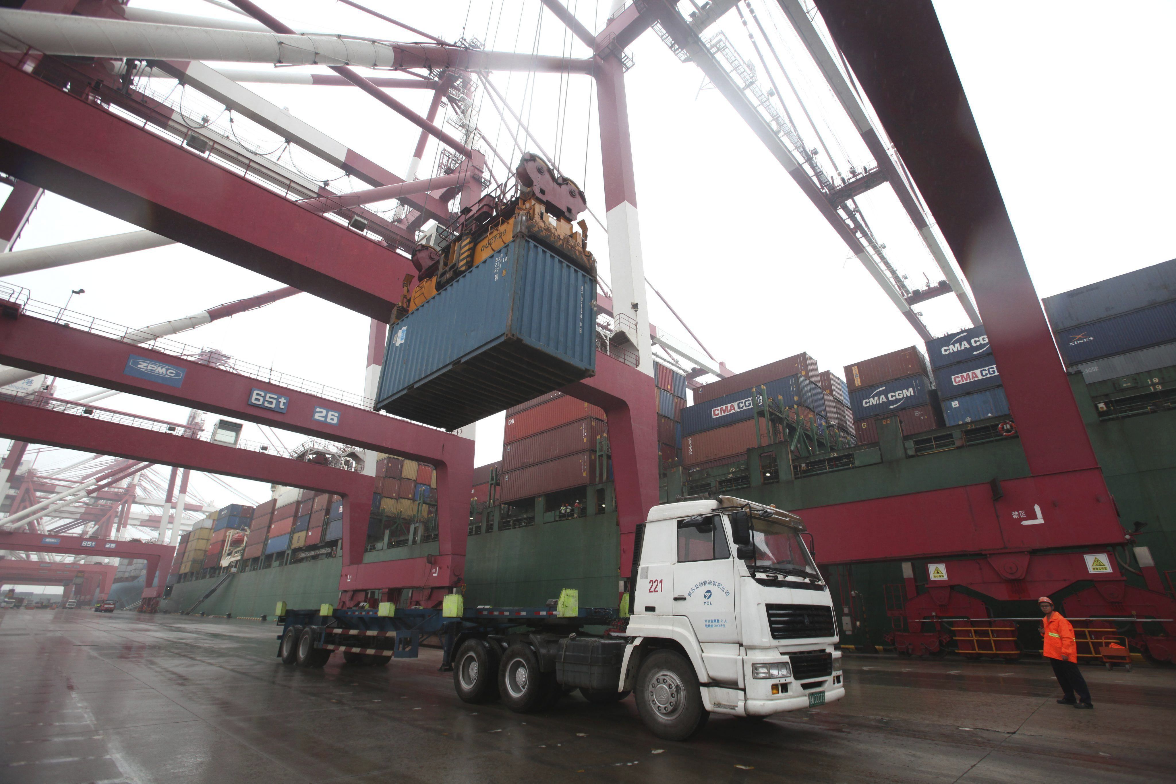 Operaciones de carga y descarga en un puerto de China