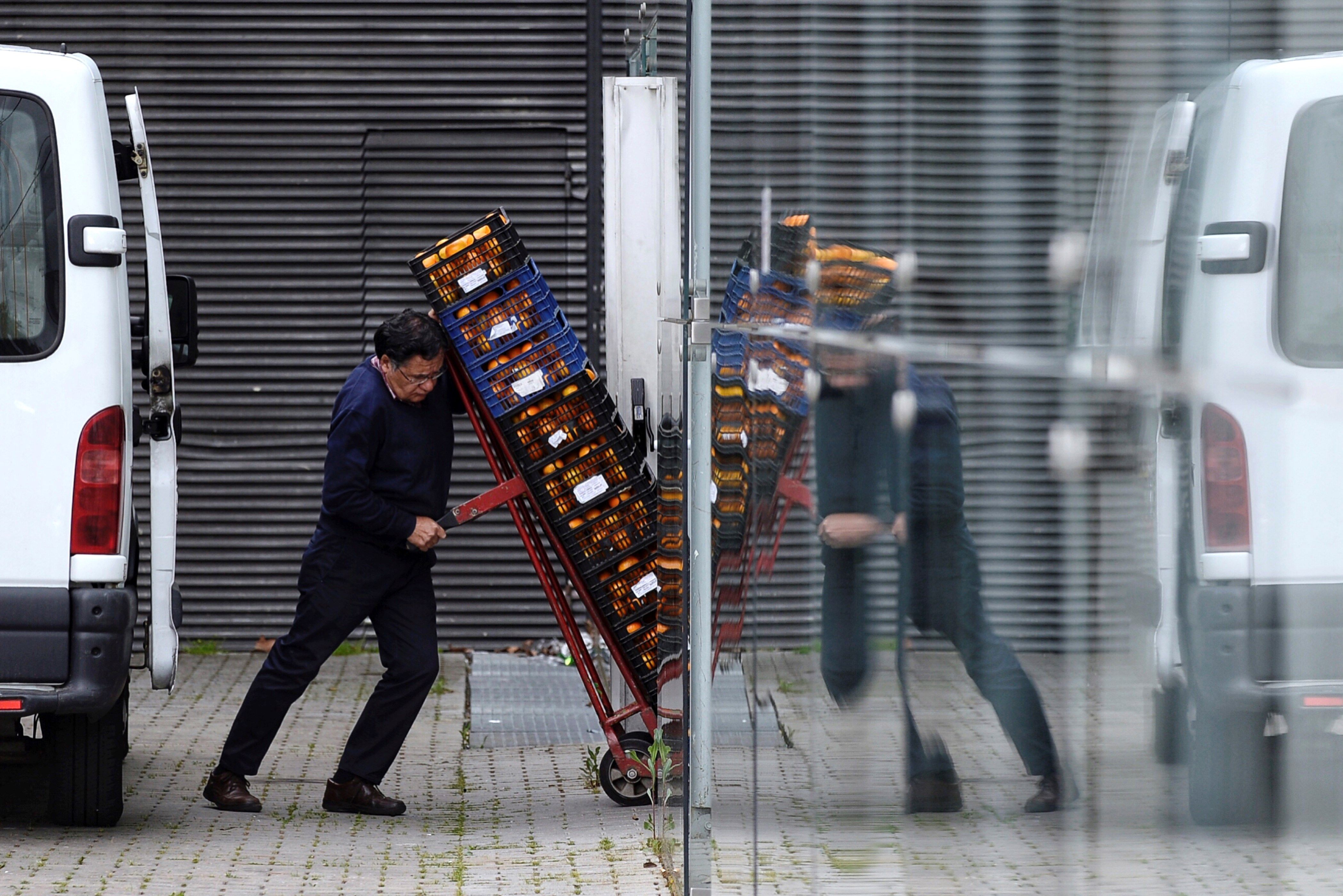 En la imagen, un trabajador durante su jornada laboral