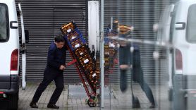 En la imagen, un trabajador durante su jornada laboral