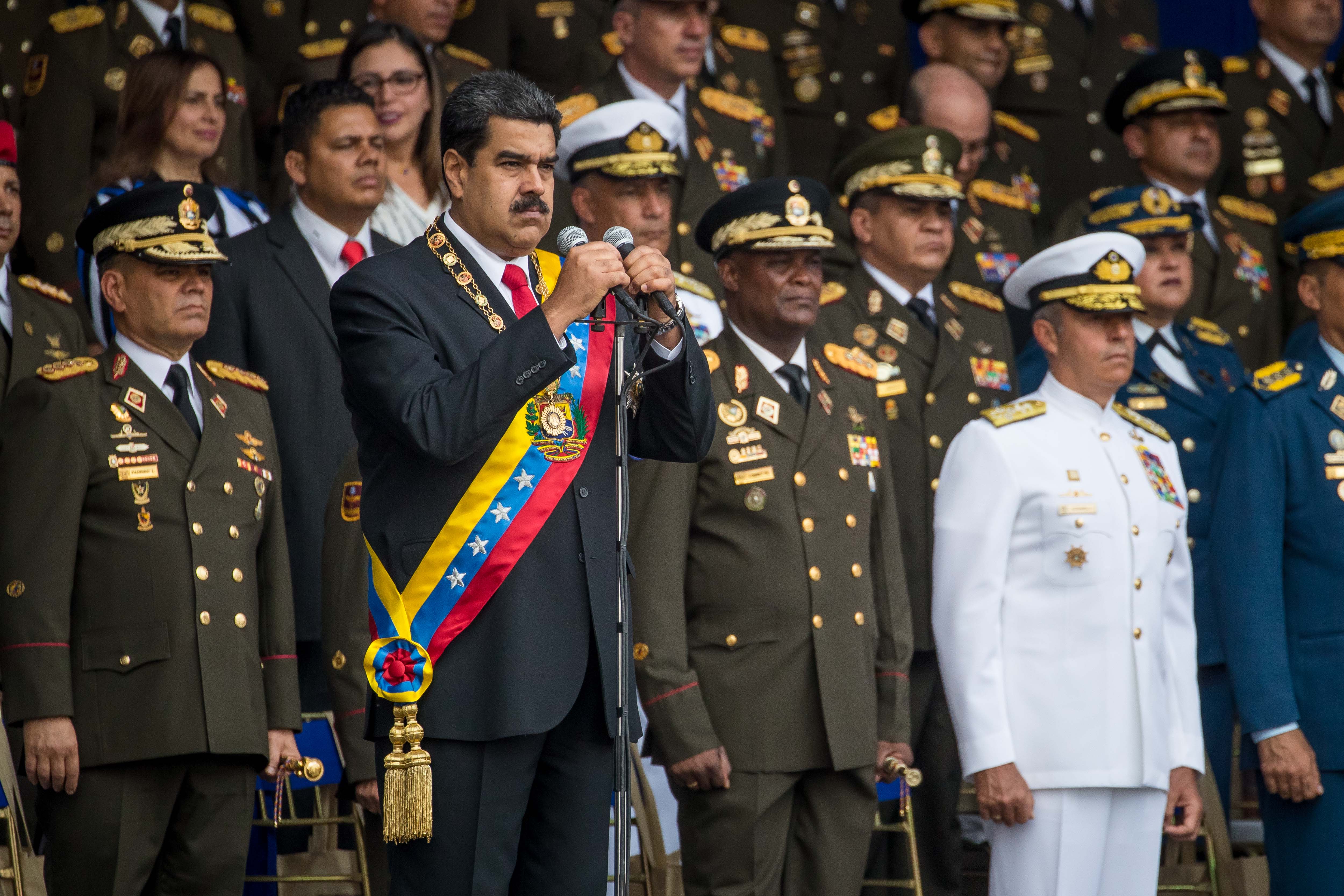 Maduro en el acto por la conmemoración de los 81 años de la creación de la Guardia Nacional Bolivariana (GNB), antes de ser evacuado de emergencia, en el centro de Caracas