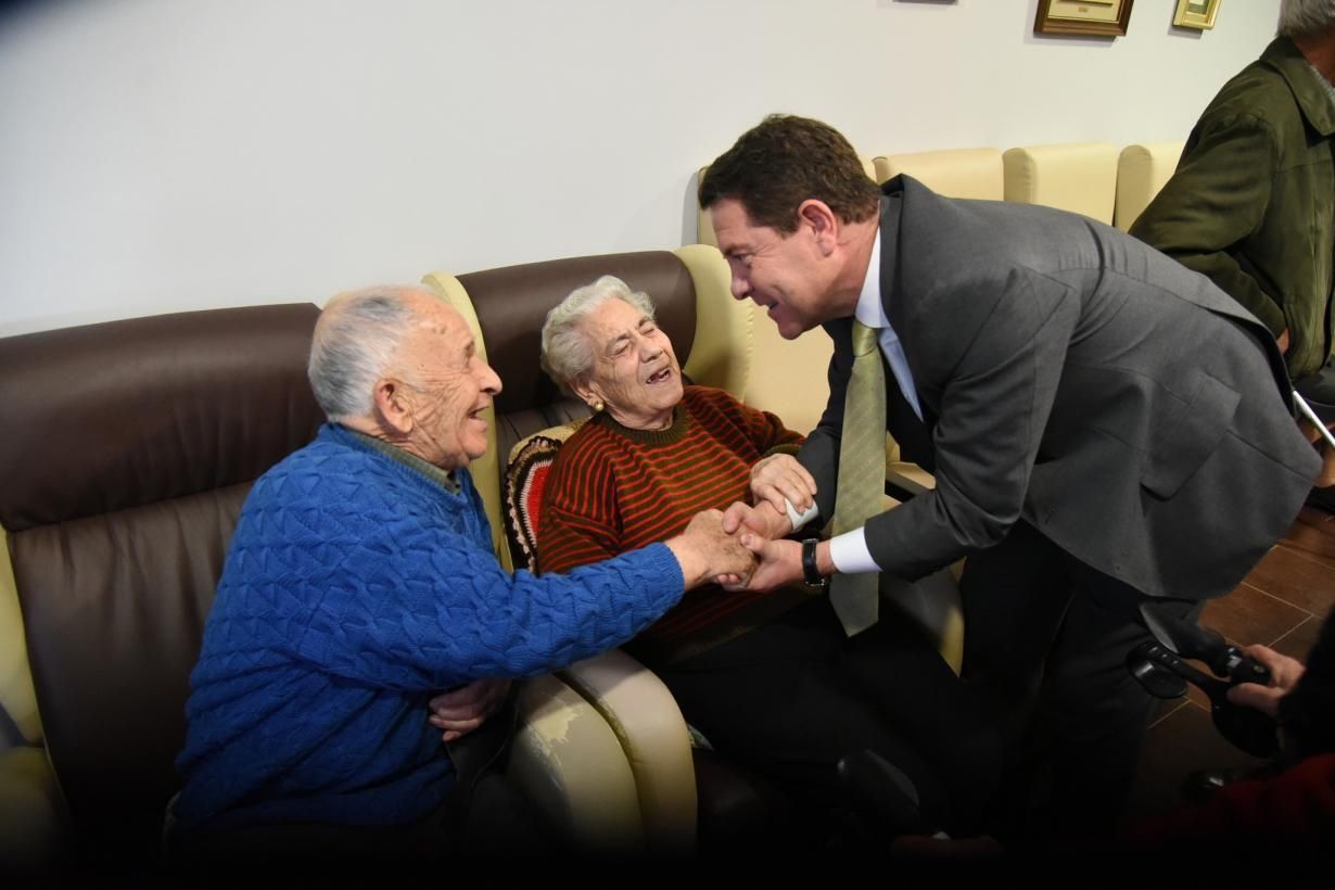 Emiliano García-Page saluda a una pareja de ancianos.