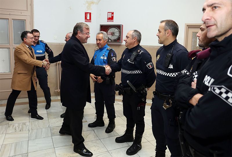El alcalde de León, Antonio Silván (d) y el primer teniente de alcalde, Fernando Salguero (i) saludan a agentes de la Policía Municipal. AYTO LEÓN
