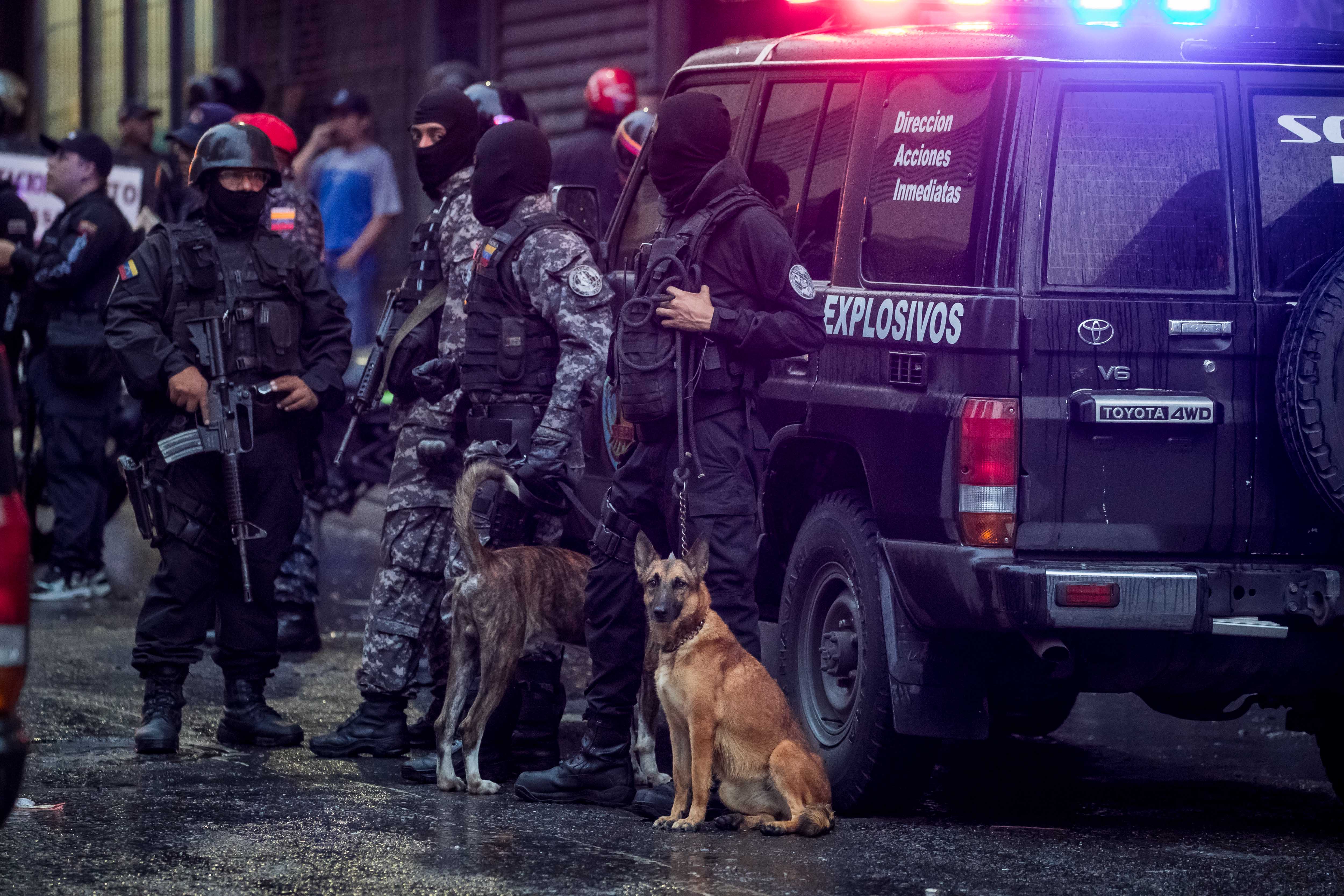 Efectivos de distintos cuerpos de seguridad custodian y toman evidencias de una explosión el 4 de agosto del 2018, en la ciudad de Caracas (Venezuela)