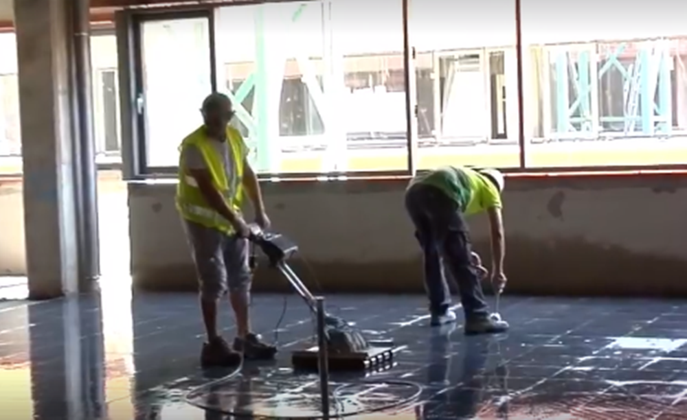 Albañiles trabajando en las obras de ampliación del hospital de Guadalajara