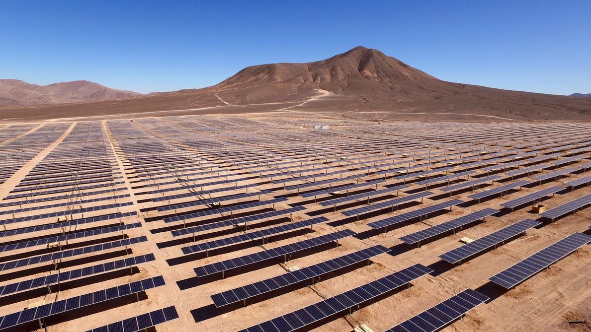 Planta solar en el desierto de Atacama, Chile. Foto: Antonio García en Unsplash