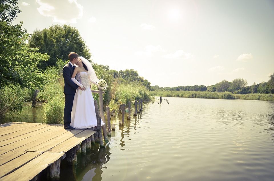 Fotografía de unos novios en el día de su boda