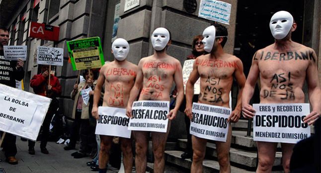 Un grupo de personas protesta contra Liberbank