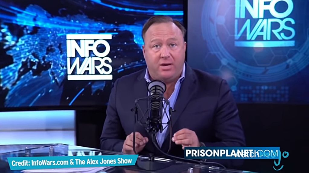 Alex Jones ha sido censurado por YouTube, Apple y Twitter debido a sus incendiarios mensajes.