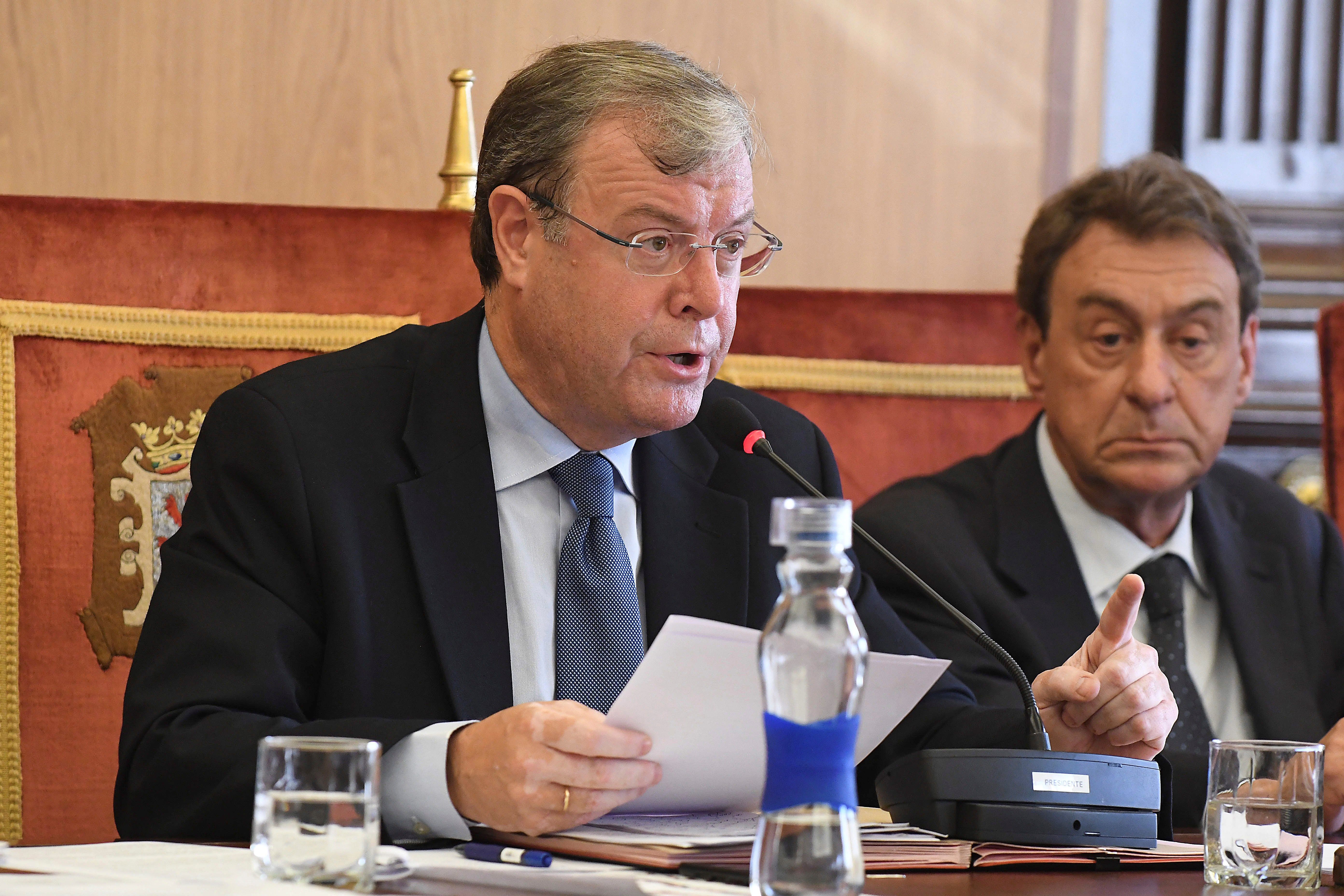 El alcalde de León, Antonio Silván, durante su intervención en el pleno extraordinario. EFE