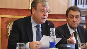 El alcalde de León, Antonio Silván, durante su intervención en el pleno extraordinario. EFE