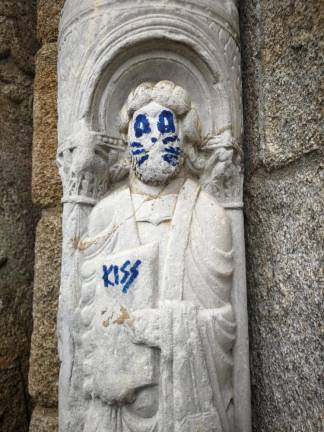 Imagen pintarrajeada de la escultura de la Catedral de Santiago