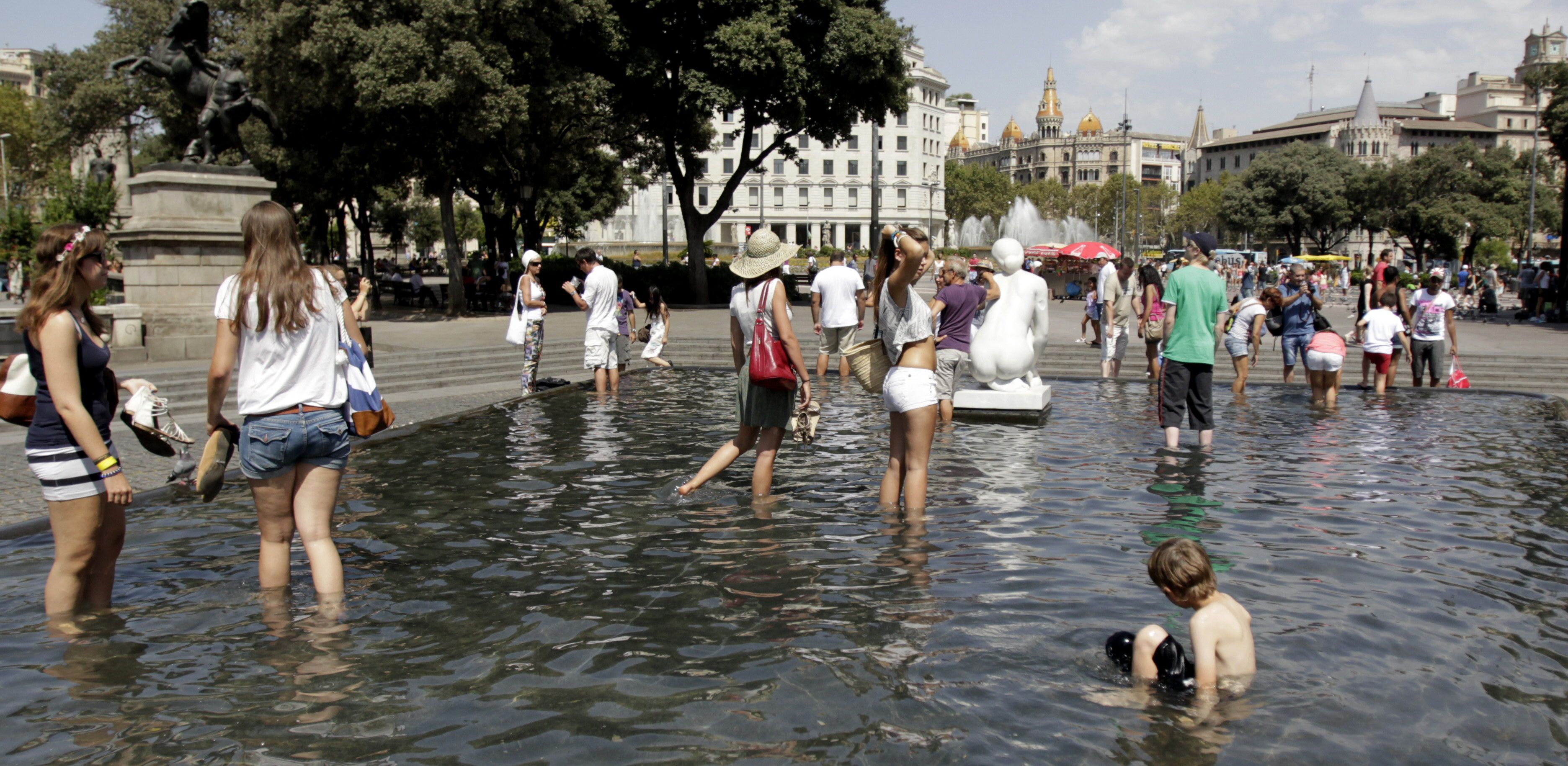 Turistas se remojan en los estanques de la Plaza de Cataluña de Barcelona. EFE/Archivo