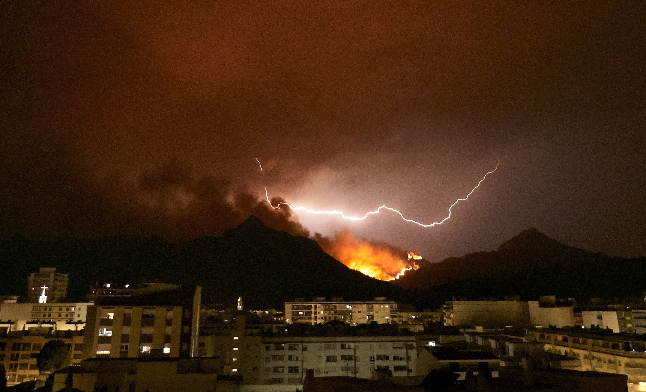 Vista del incendio forestal que afecta a los términos de Llutxent, Pinet y Barx desde la localidad valenciana de Gandía. EFE