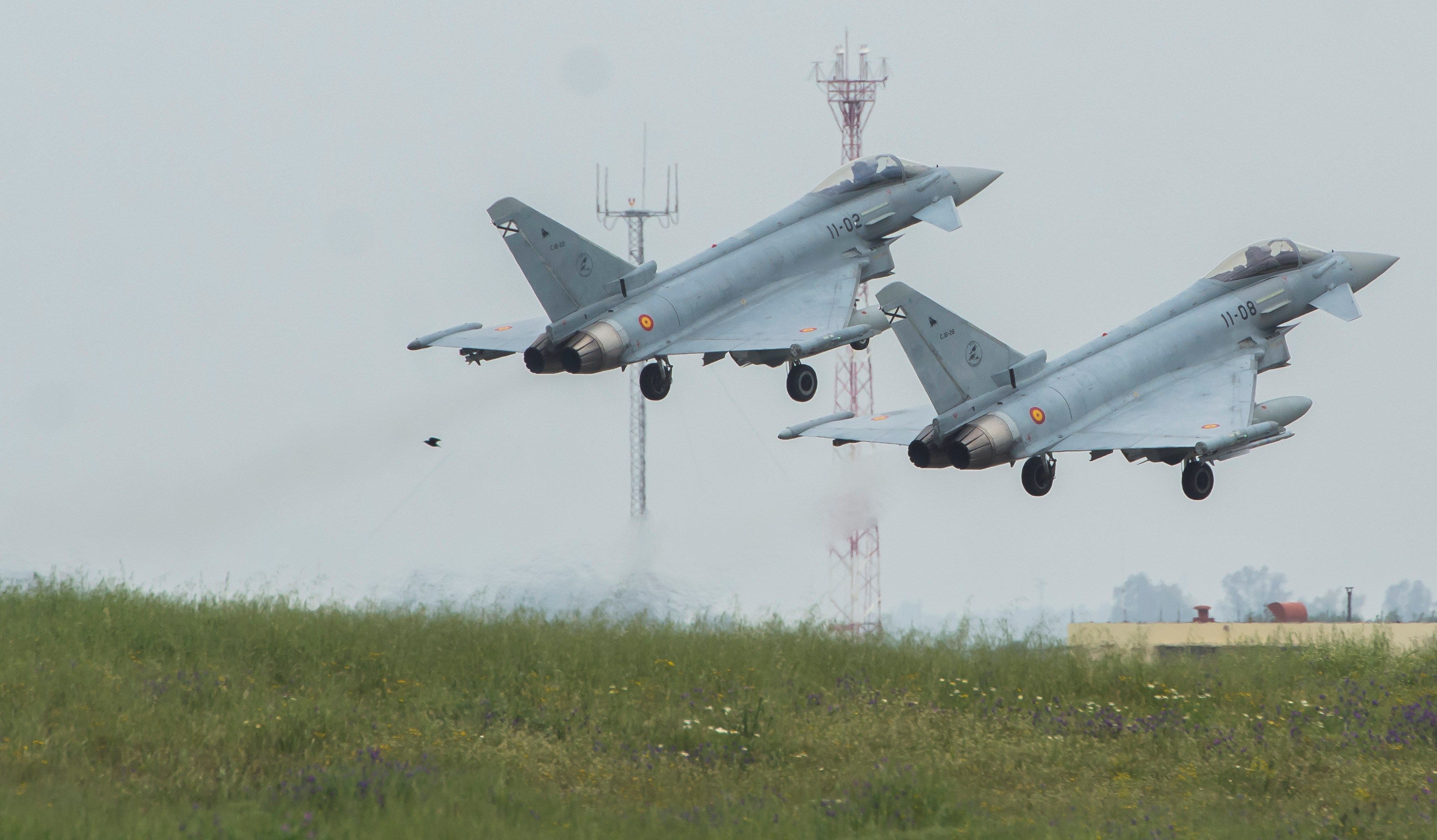 Dos cazas españoles Eurofighter de la base aérea de Morón despegando. EFE/Archivo