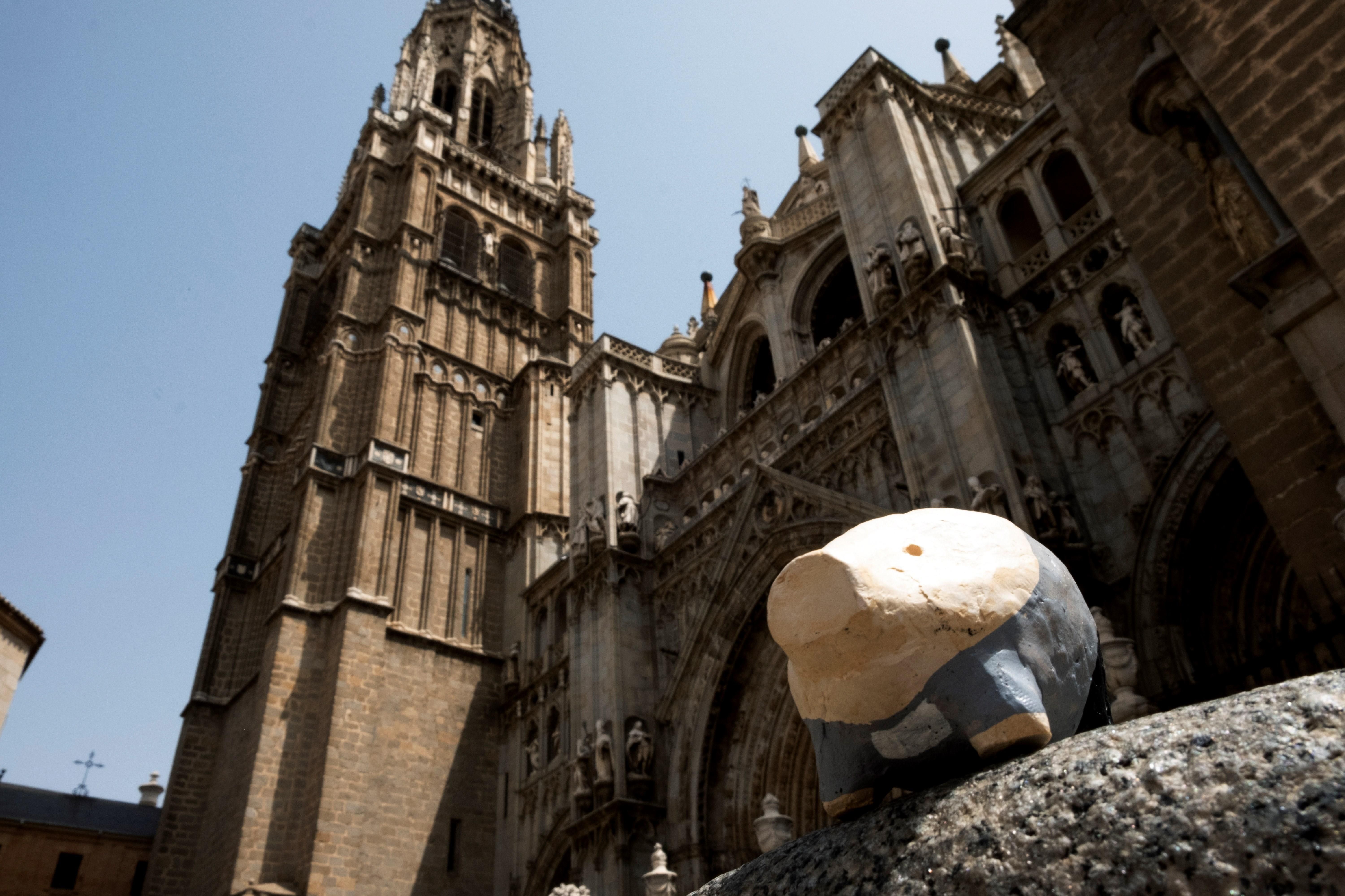 666 cerditos de yeso invaden las calles de Toledo