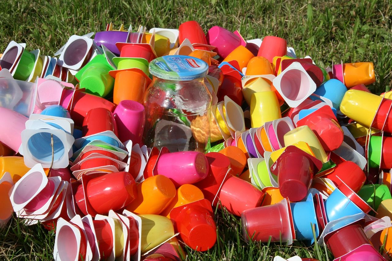 Plásticos y vidrios para reciclar. Pixabay