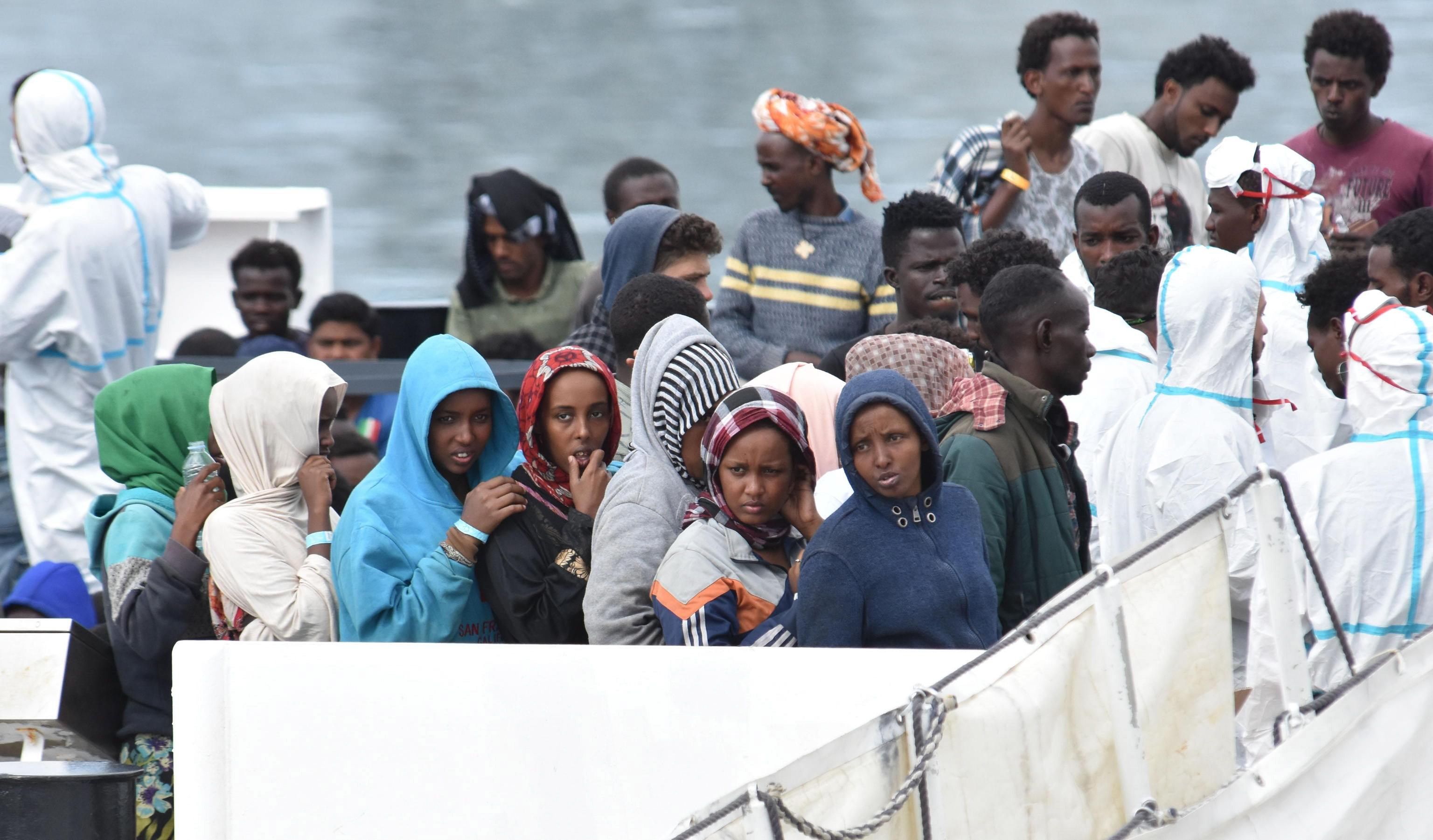 Varios inmigrantes a bordo de la patrullera de la Guardia Costera Diciotti en el puerto de Catania (Italia) el 13 de junio de 2018