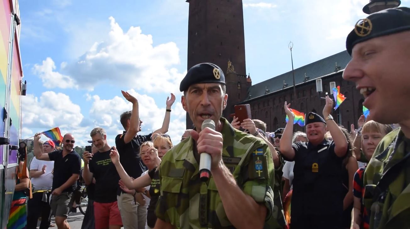 El Comandante Micael Bydén durante la marcha del Orgullo en Estocolmo - Facebook