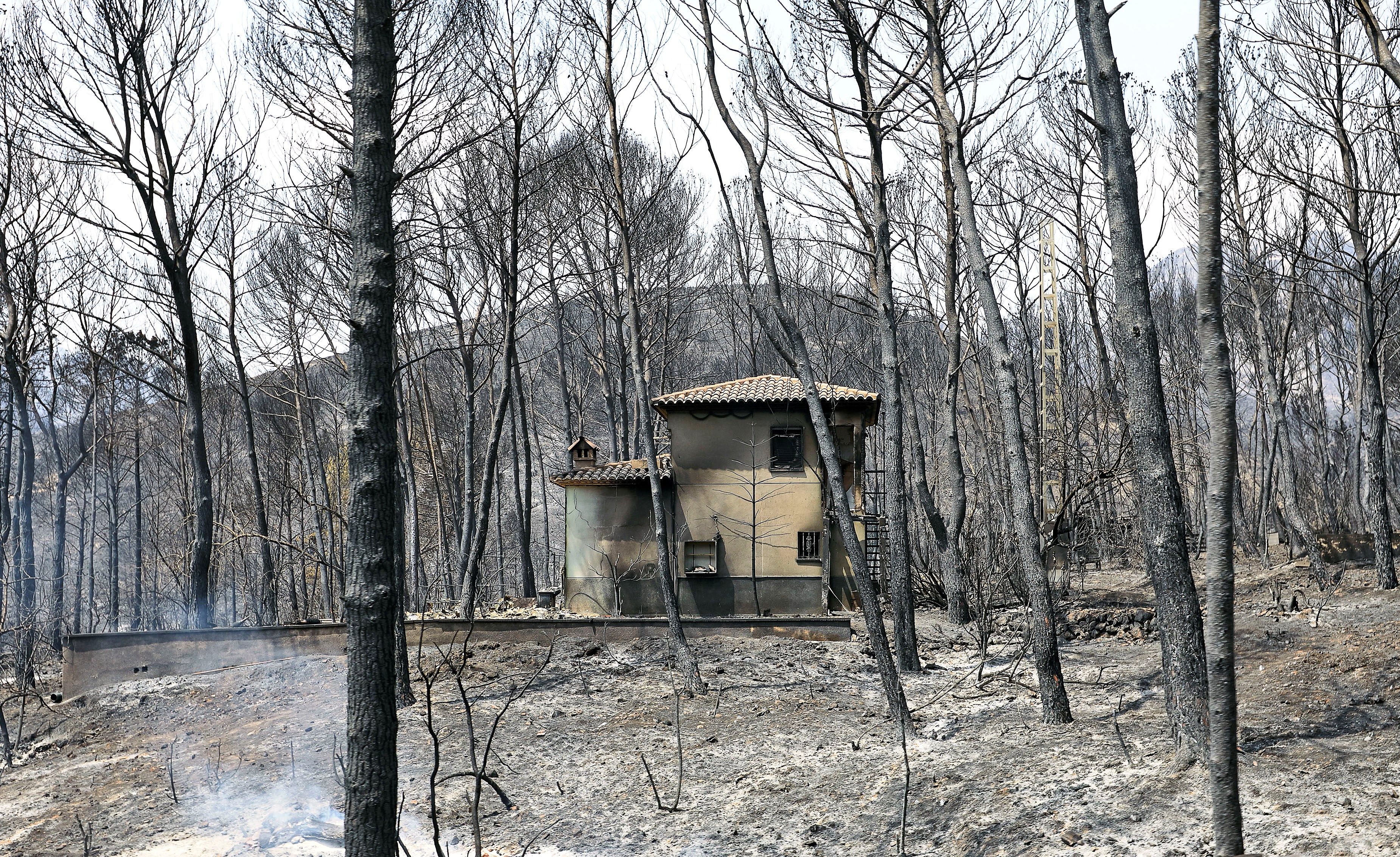 Casa quemada por el incendio de Llutxent - EFE 