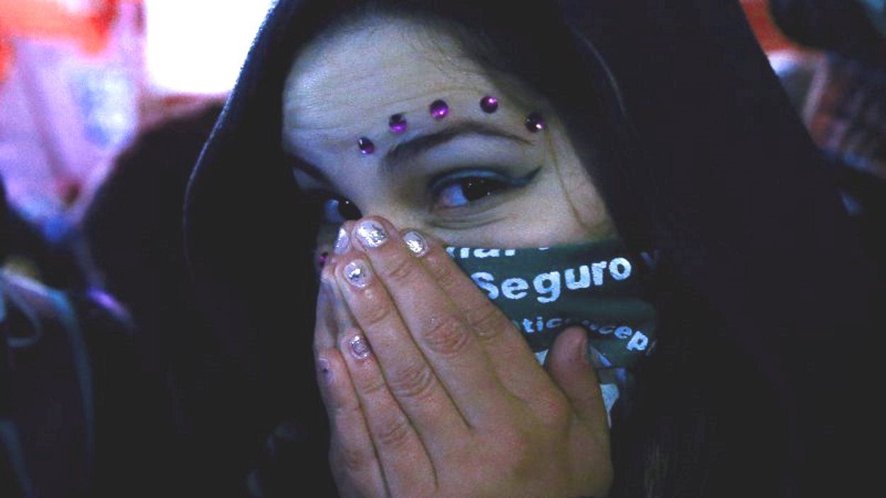 Una mujer llora por el rechazo del Senado argentino a la Ley del Aborto. EFE