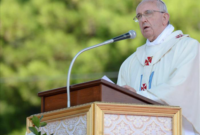 El Papa denuncia un "sistema económico regido por el dios dinero"