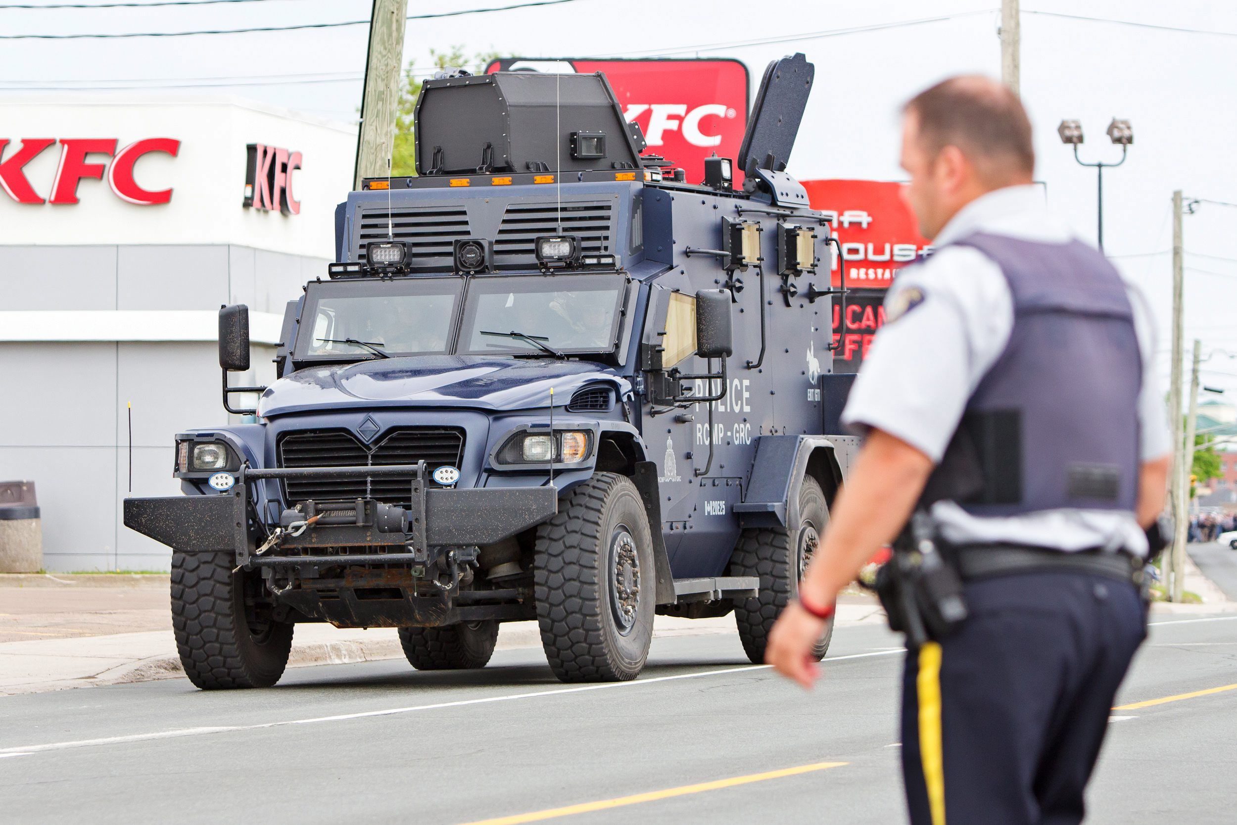 Un camión blindado de la Policía tras un tiroteo en Canadá. EFE