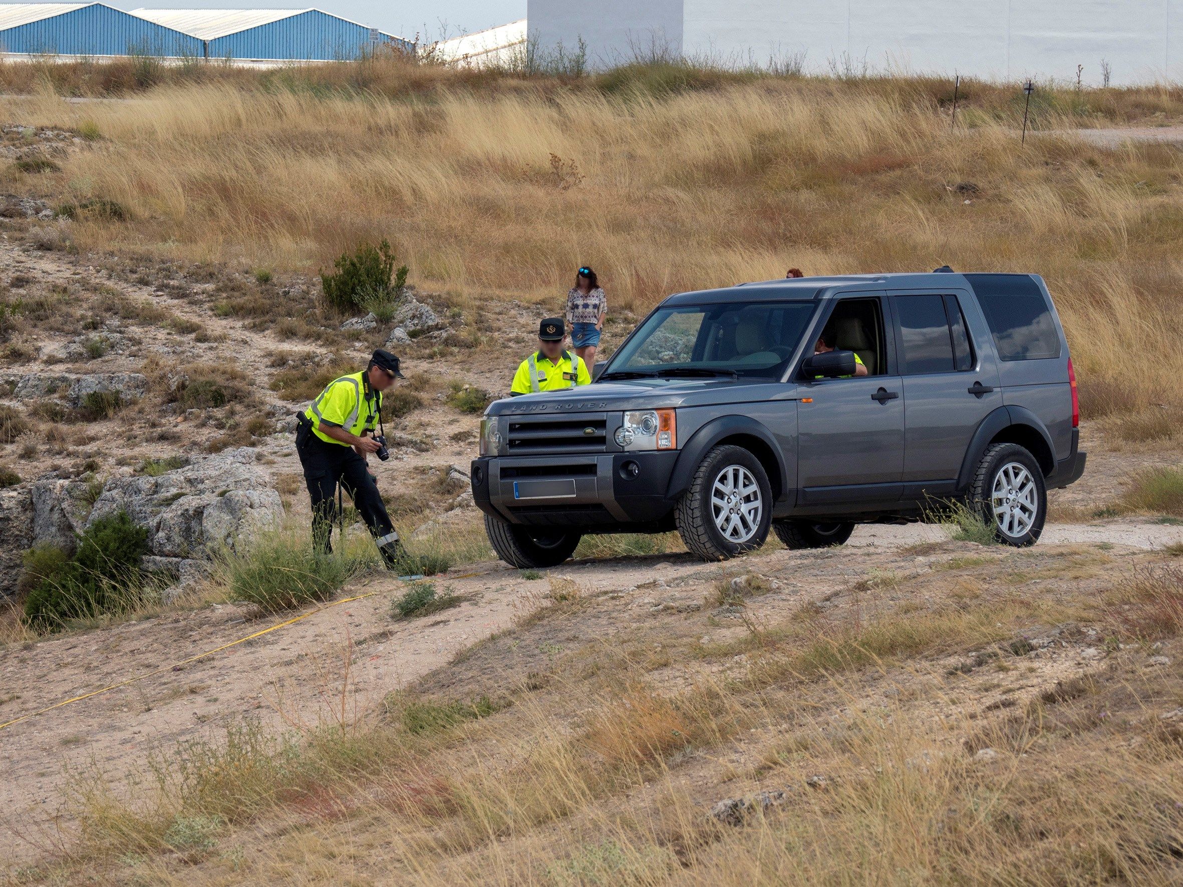 Unos agentes de la Guardia Civil recrean los hechos con un vehículo idéntico al que el pasado miércoles cayó hasta el pantano de Henchideros, en Alarcón (Cuenca) 