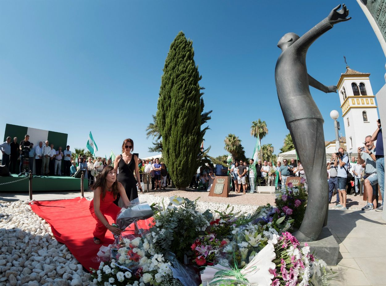 La secretaria general del PP, Loles López, durante la ofrenda floral. EFE