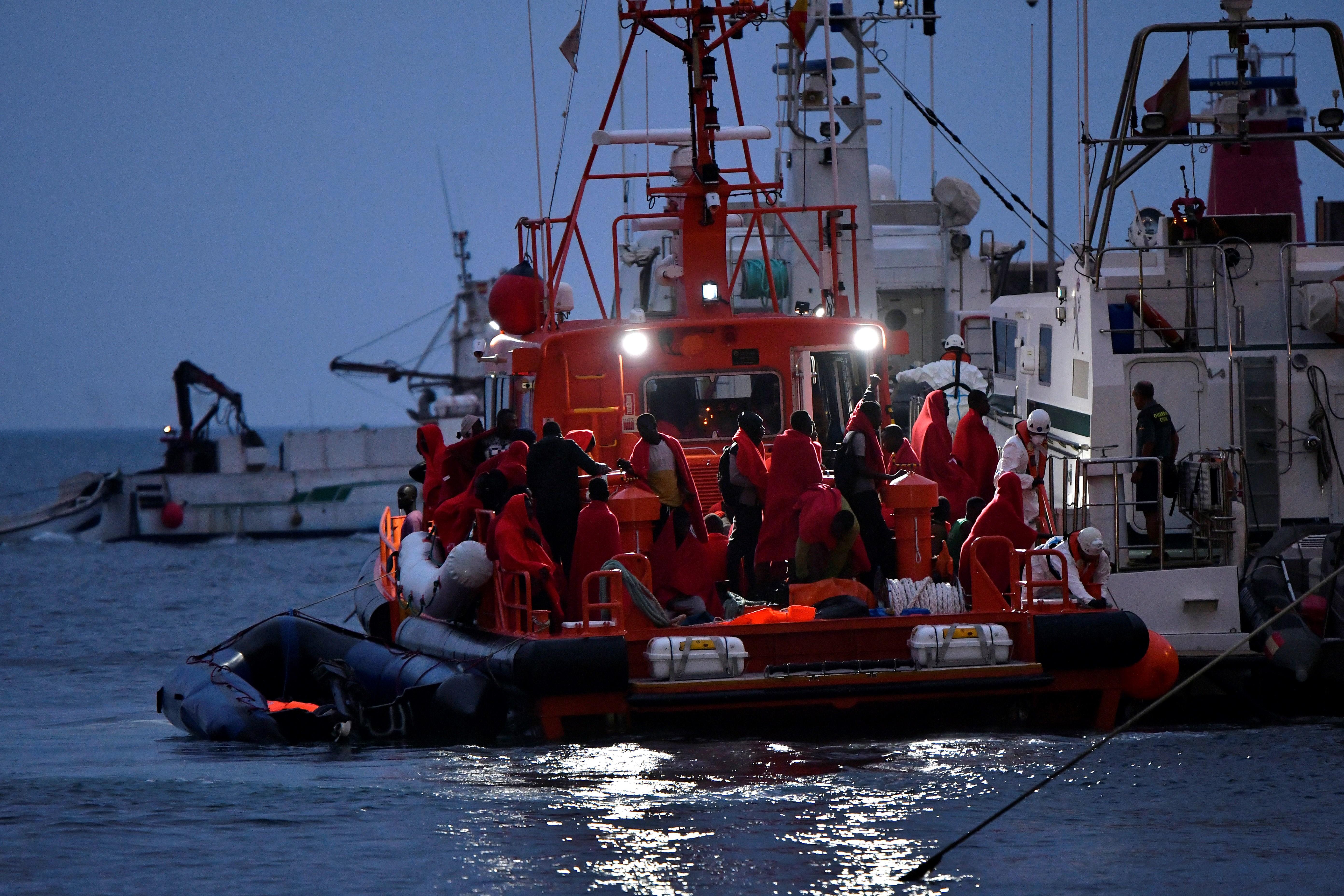 Salvamento Maritimo y Guardia Civil trasladan a tripulantes de pateras rescatadas en el Mar de Alborán. Fuente: EFE Archivo