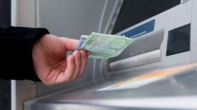 Un hombre saca dinero de un cajero automático. Archivo.