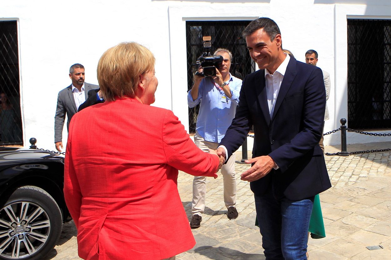 Pedro Sánchez saluda a Angela Merkel a su llegada a Sanlúcar. EFE