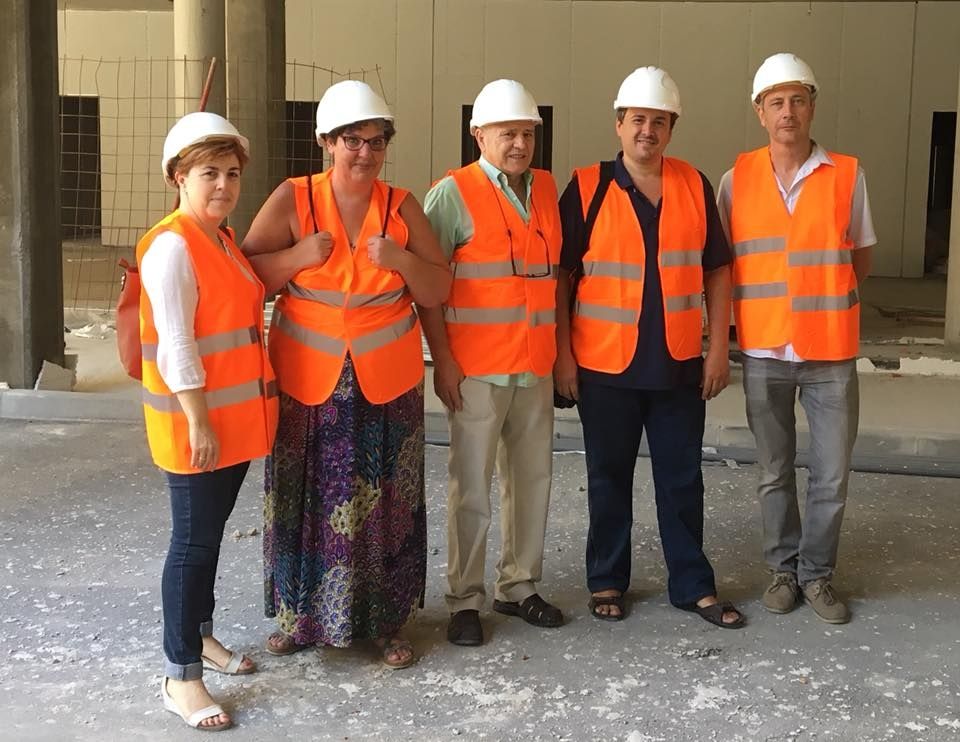 Miembros de la Plataforma en Defensa de la Sanidad Pública visitan las obras del hospital de Guadalajara.