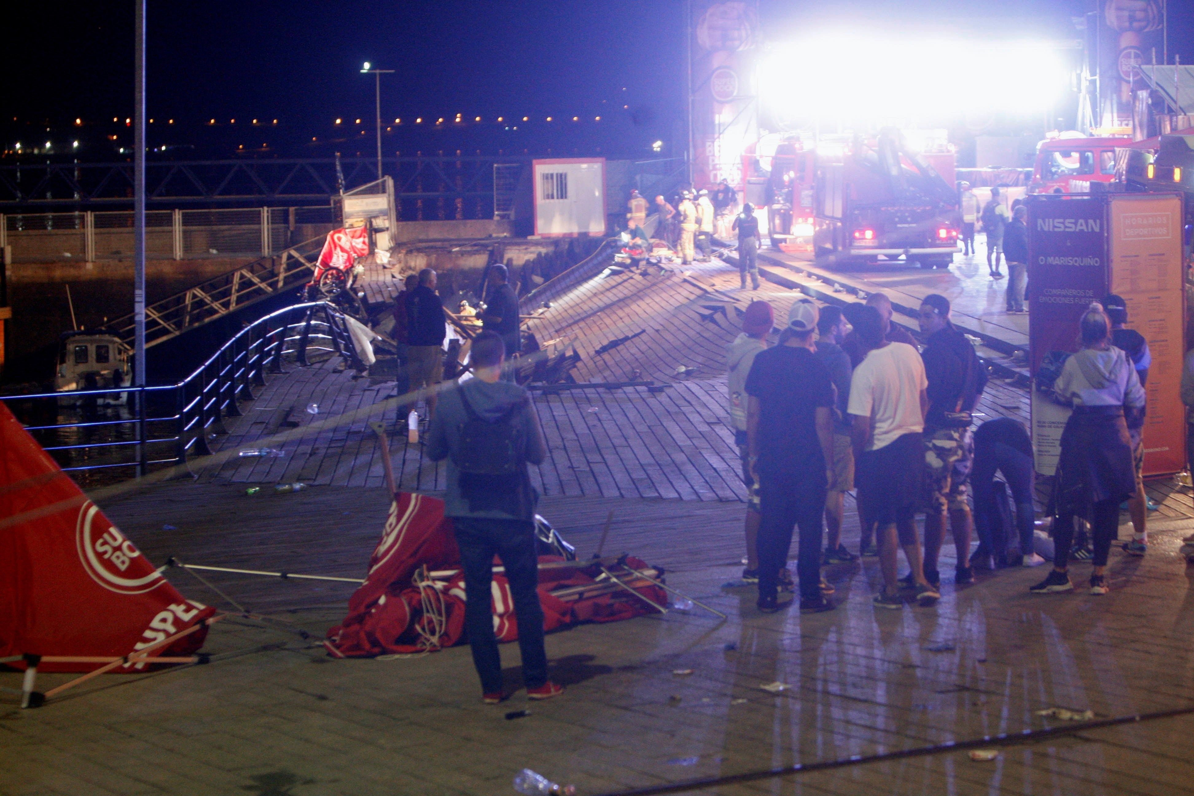 Los bomberos buscan personas atrapadas en el muelle derrumbado