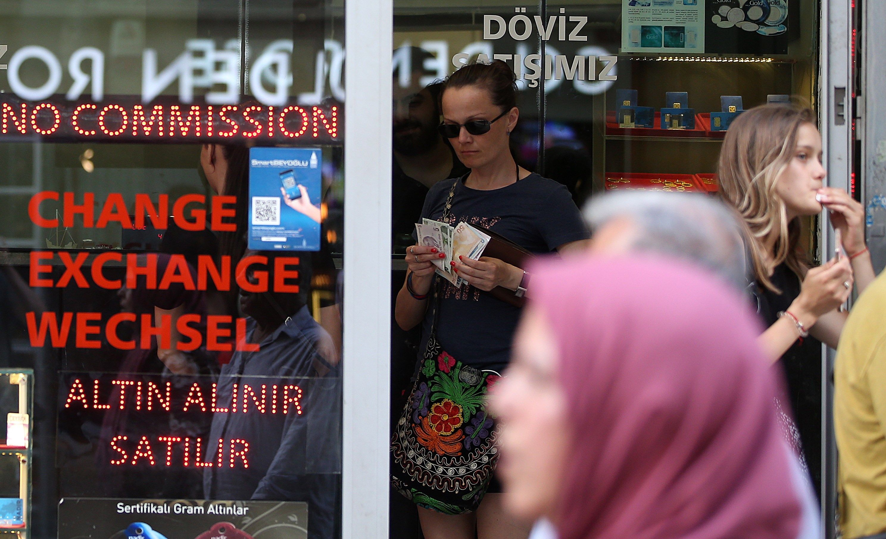 Varias personas cambian dinero en una oficina de cambio de divisas en Estambul, Turquía. EFE/Archivo