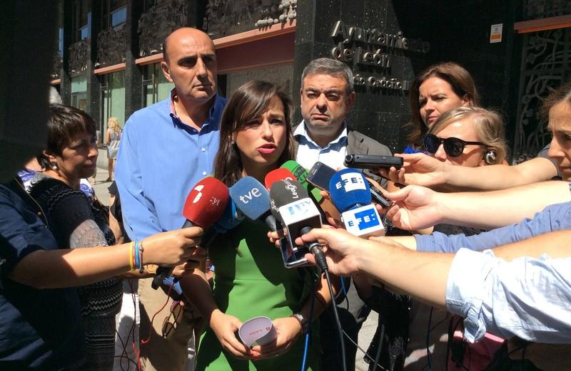 Gemma Villarroel durante las declaraciones en las que anunciaba que mantendrían al PP en el Ayuntamiento de León