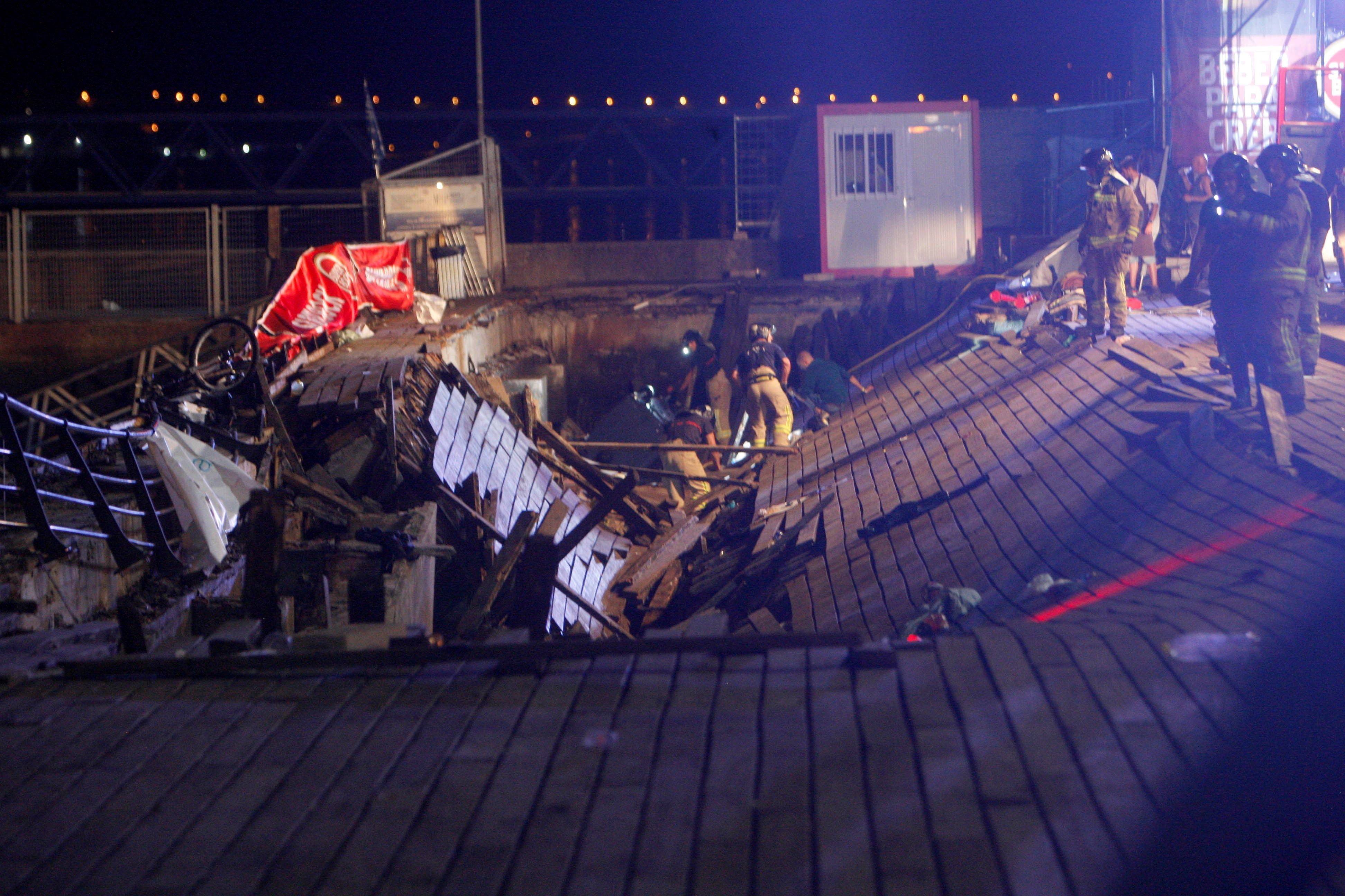 El muelle de madera hundido en Vigo mientras se celebraba un concierto. EFE