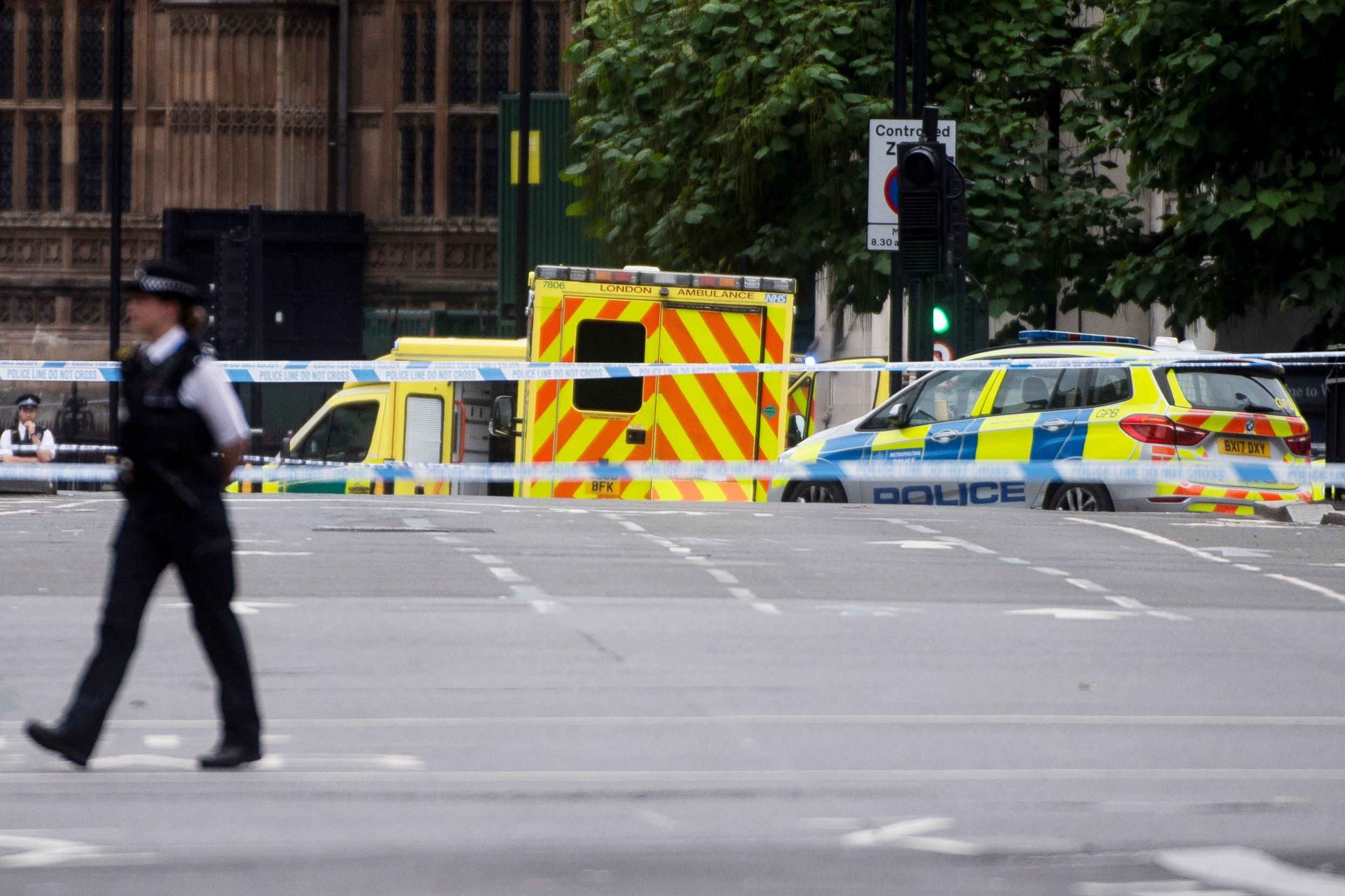 Miembros de la Policía colocan un perímetro de seguridad en el Parlamento británico en Londres (Reino Unido) hoy, 14 de agosto del 2018. EFE