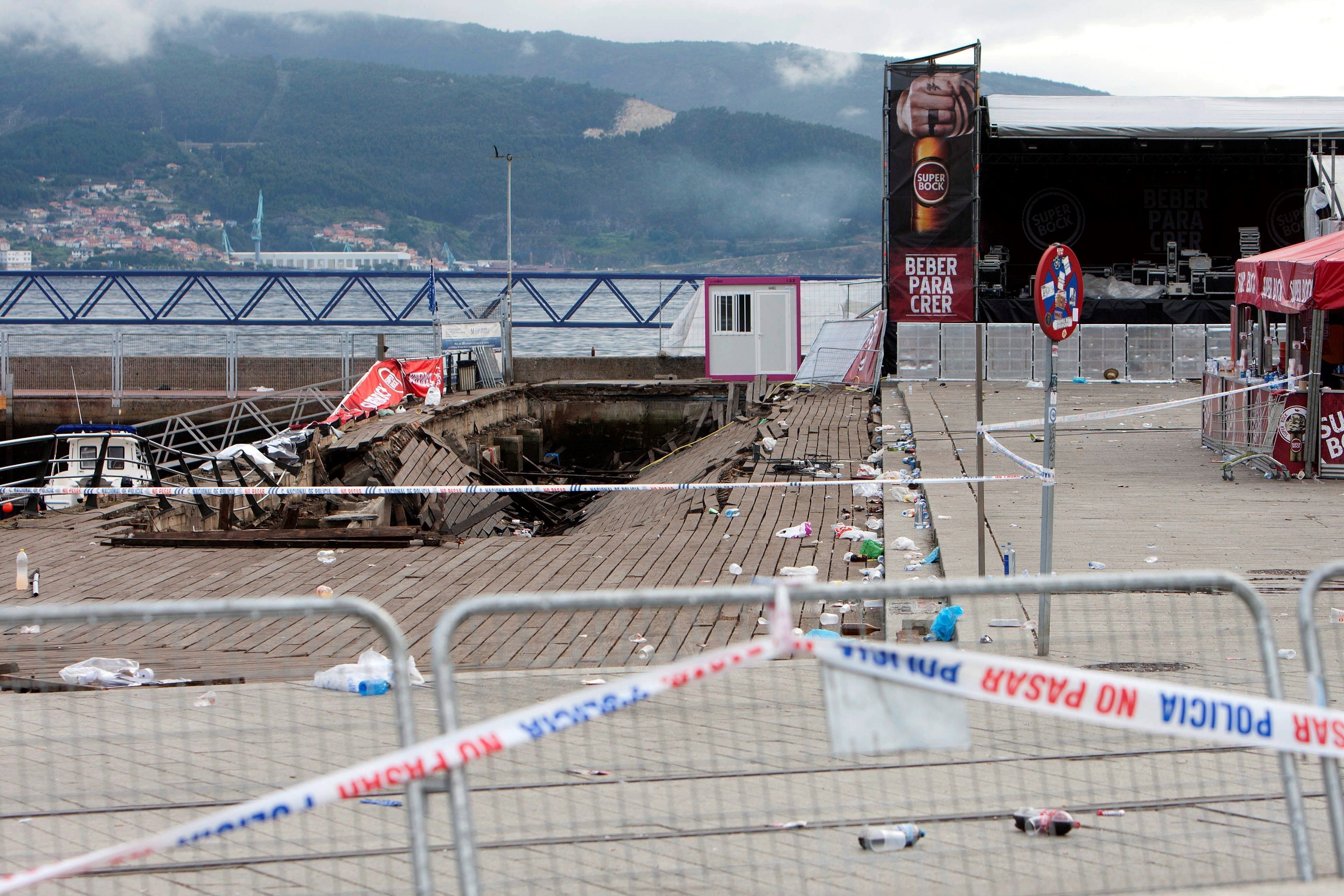 La pasarela de madera del puerto de Vigo que se desplomó durante una de las actuaciones del festival de deporte y cultura urbana "O Marisquiño" . EFE