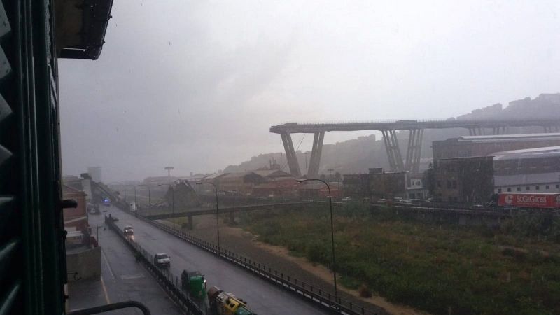 Vista de la sección del viaducto sobre la autopista A10 que se desplomó en Génova. EFE