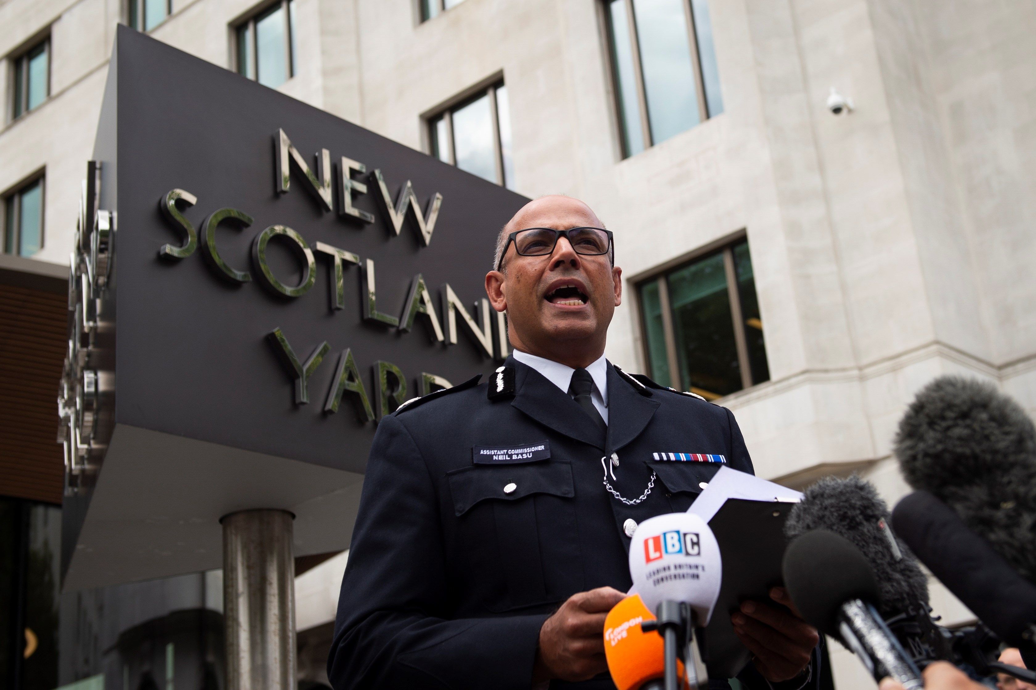 El comisario asistente de la Policía Metropolitana de Londres Neil Basu lee hoy una declaración ante los medios frente a la sede de Scotland Yard en Londres (Reino Unido). EFE