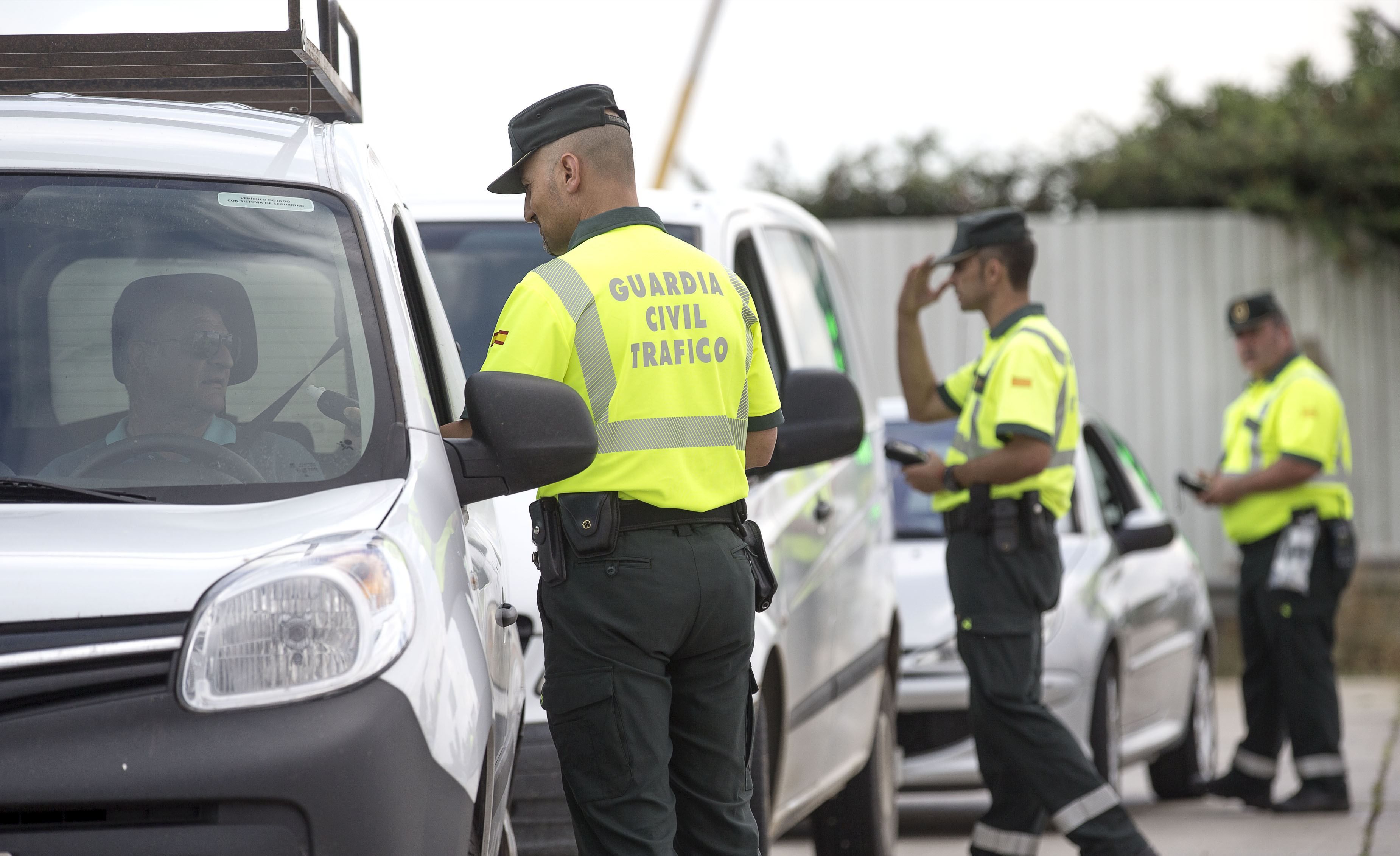 Varios agentes de la Guardia Civil de Tráfico realizan un control. EFE