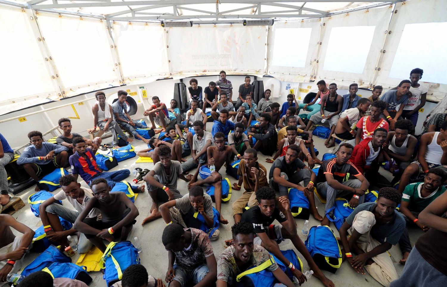 Inmigrantes rescatados abordo del barco de rescate Aquarius en el Mediterráneo - EFE