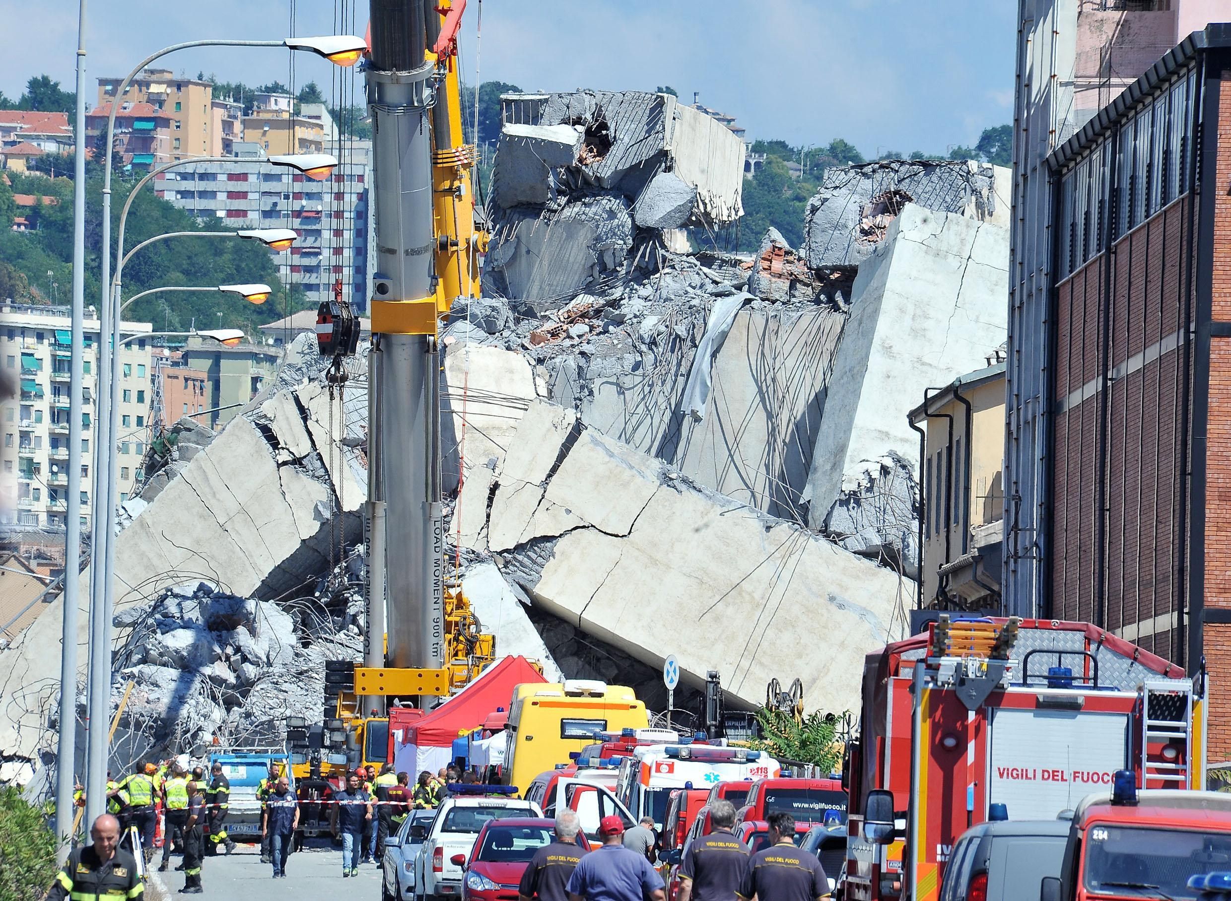 Miembros de rescate trabajan en el puente que se desplomó el martes en Génova  EFE