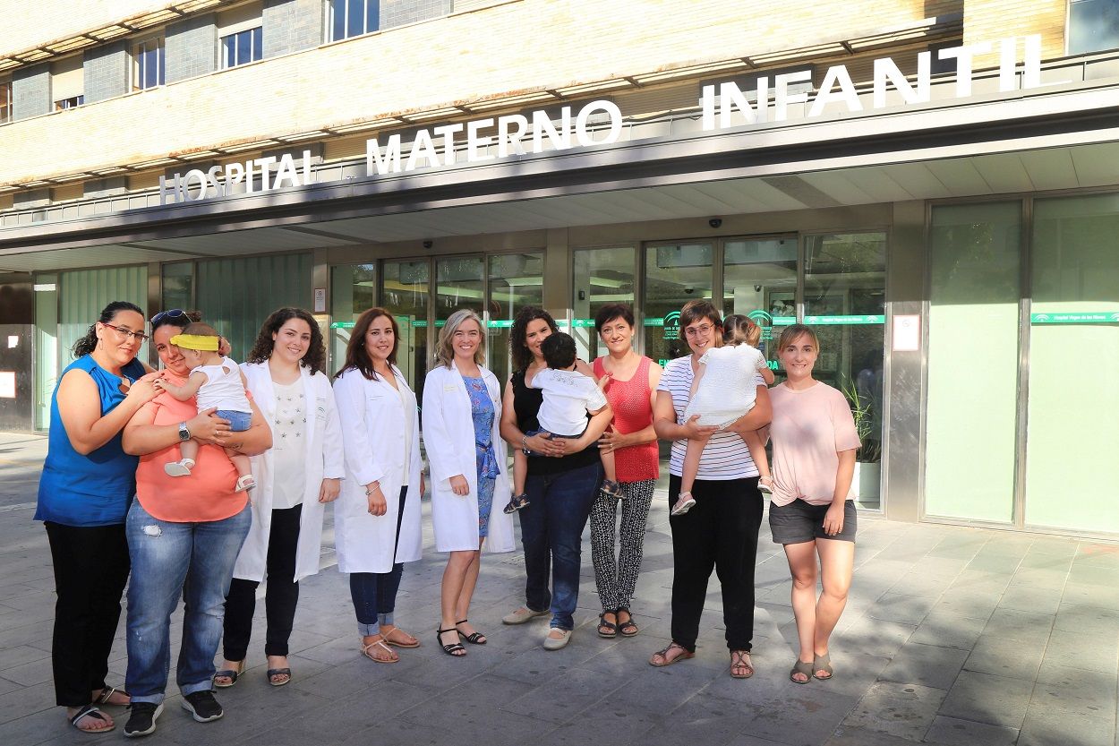 Un grupo de mujeres posa con sus hijos nacidos por reproducción asistida en Granada. EFE