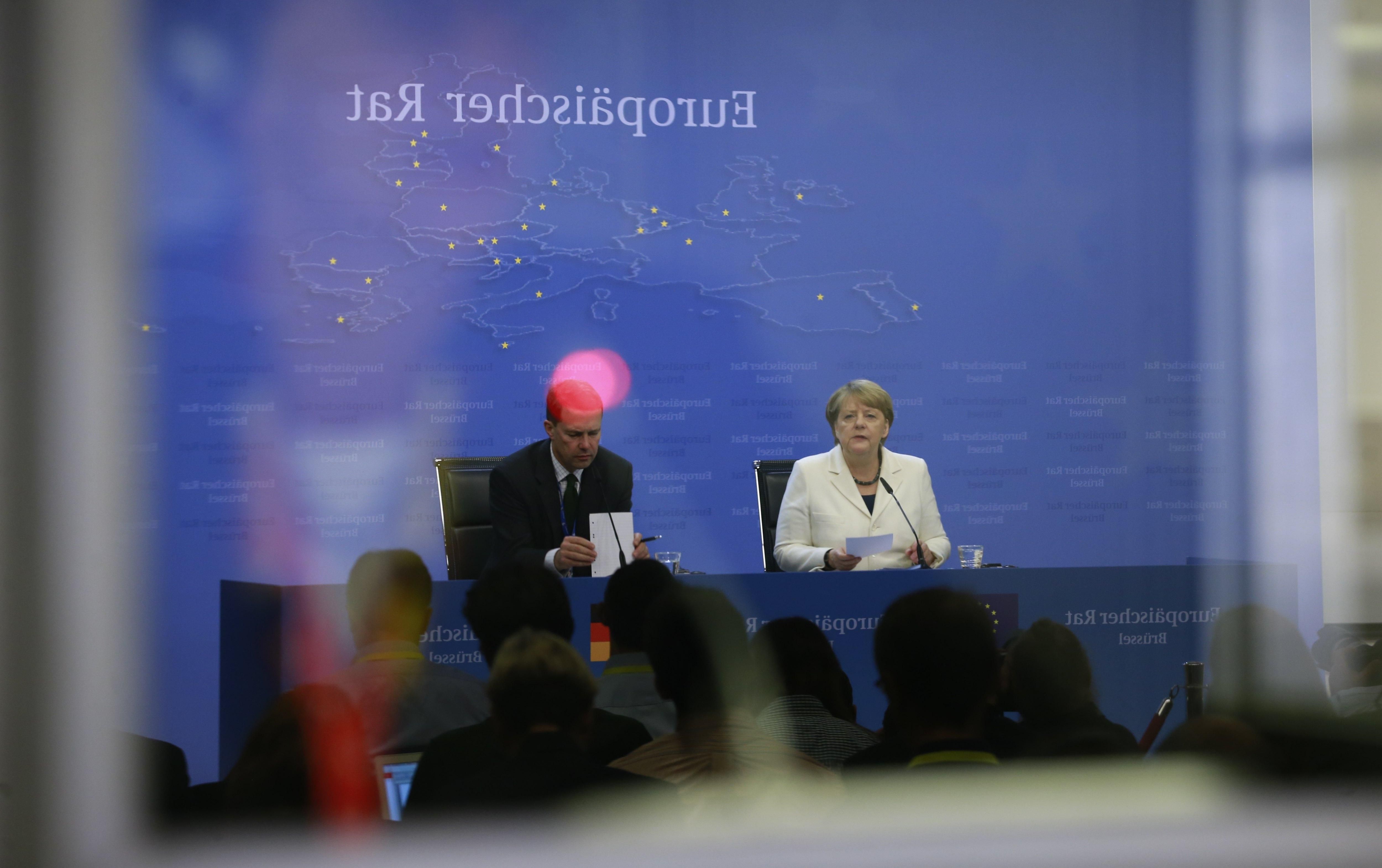La canciller alemana, Angela Merkel, y el portavoz Stefen Seibert. EFE/Archivo