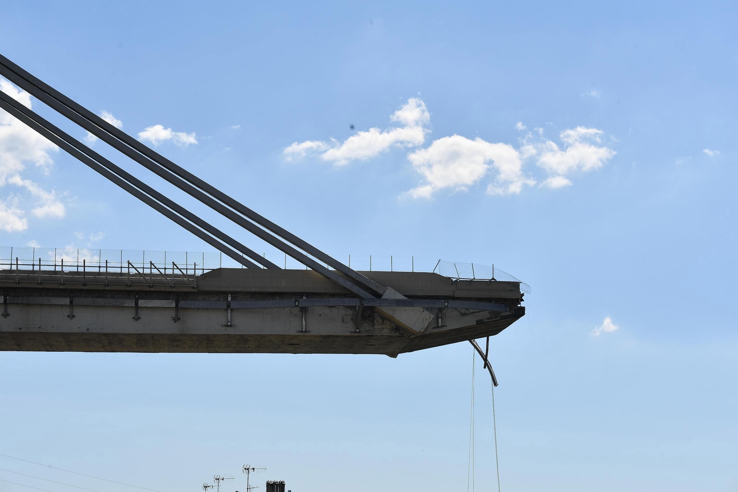 Vista de los restos del puente Morandi, que se derrumbó el martes en Génova EFE